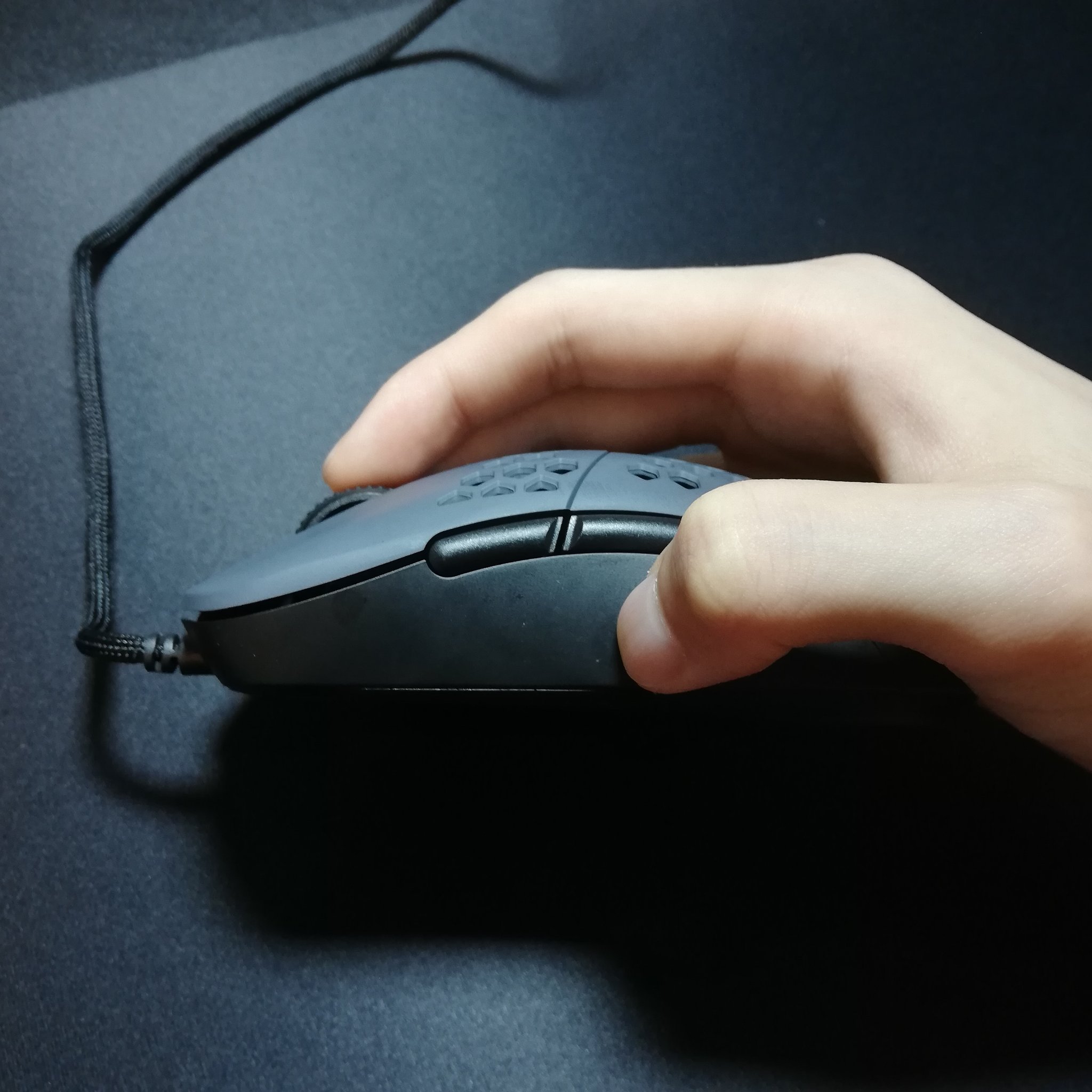 ミオニ Ar Twitter ぼくはfpsとmobaでマウスを使い分けてます 理由は持ち方がガラッと変わるのと Aimや操作のアプローチが全く違うからです Mobaやるときのマウスの持ち方を共有しておきます とんでもねえです T Co Wvodcbvetf Twitter