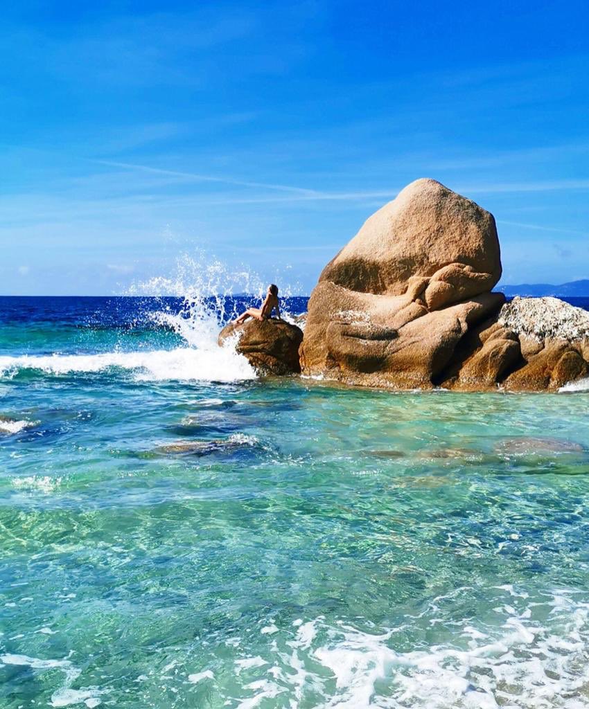 ☀️Le lundi au soleil ! 
Comment trouver meilleur nom à la #Corse que « l’île de beauté » ? Une merveille de #nature sauvage et préservée, des plages aux montagnes, un coup de cœur absolu ! 💙
#france #paysage #tourisme 
Bonne semaine à tous 😘
📸 25/09/19, Plage d’Argent