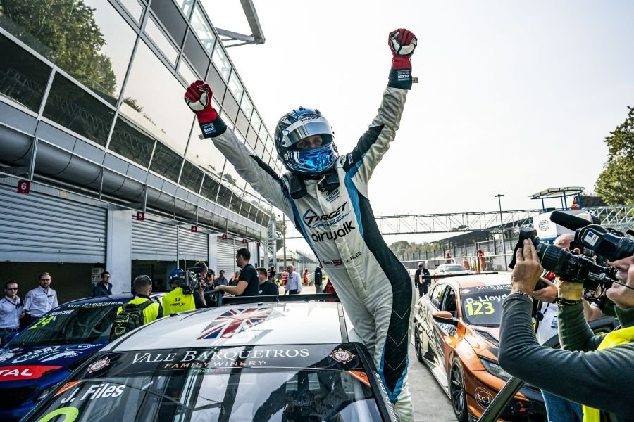 SnapLapNews's tweet image. He came, he saw, he conquered - #JoshFiles is the 2019 TCR Europe Series champion 🏁🏆🍾🔥🎉💥
snaplap.net/2019-tcr-europ…
#TCR #TCREurope