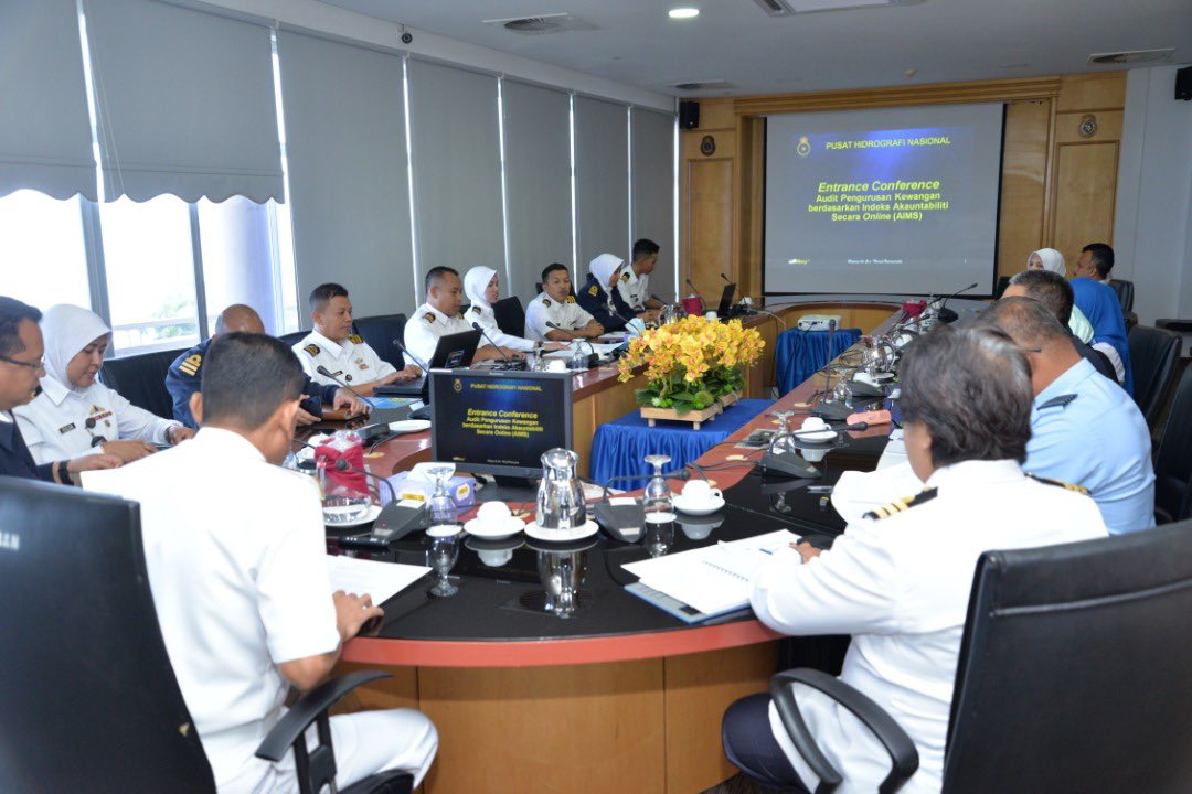NatHydroCentre's tweet photo. Kunjungan Hormat ke atas KP Hidrografi @hanafiahydro oleh Ketua Tim Audit dari #BADSA Lt Kol Zamri Taib TUDM sempena Pengauditan Accountability Index Monitoring System (AIMS) 2019.

#AuditAIMSPHN
@tldm_rasmi https://t.co/dWewjBDwGF