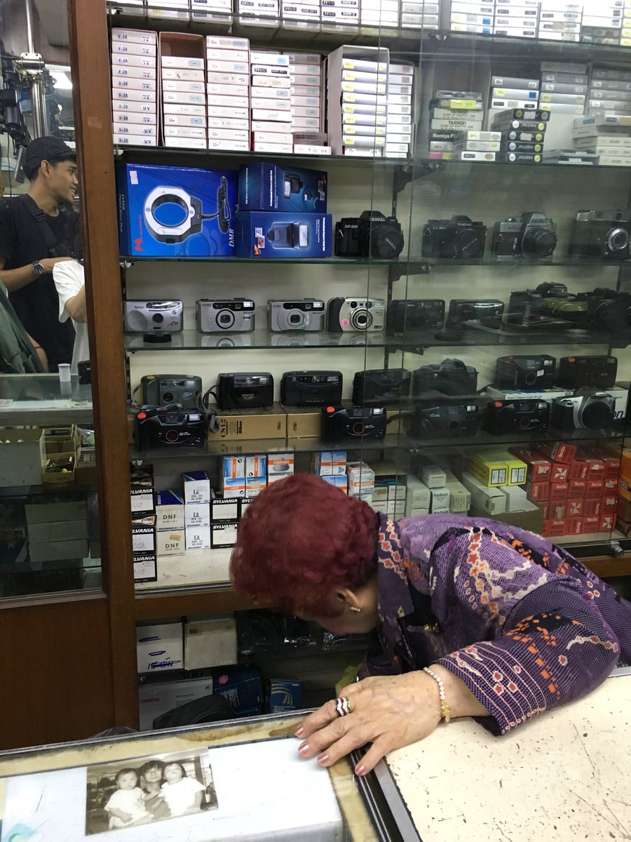 whatsup02_'s tweet photo. เห็นรีวิวของพี่คนหนึ่งที่เขาไปซื้อกล้องร้านอาม่า คือยืนยันอีกเสียงว่าร้านนี้ดีจริงๆ ออกmrtวัดมังกร ทางออก3 เลี้ยวซ้ายนิดเดียวก็เจอเลย อาม่าแนะนำแล้วก็สอนหมดเลย แถมอากงยังถ่ายรูปให้ด้วย555 น่ารักและใจดีมากๆ กล้อง+ฟิล์ม+ถ่าน 880 บาทเอง ไปซื้อกันๆๆๆ #กล้องฟิล์ม https://t.co/Nu8xYyLFNP