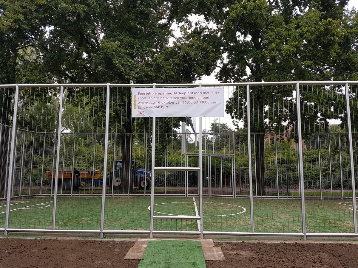 Kijk 'm shinen, de gloednieuwe voetbalkooi aan het Attleeplantsoen in Kanaleneiland. Naast de voetbalkooi zijn er nog meer sport-en speltoestellen geplaatst. A.s woensdag 16 oktober is er een feestelijke opening. O.a. Buurtsportcoach Nabil zal activiteiten geven. Kom je langs?