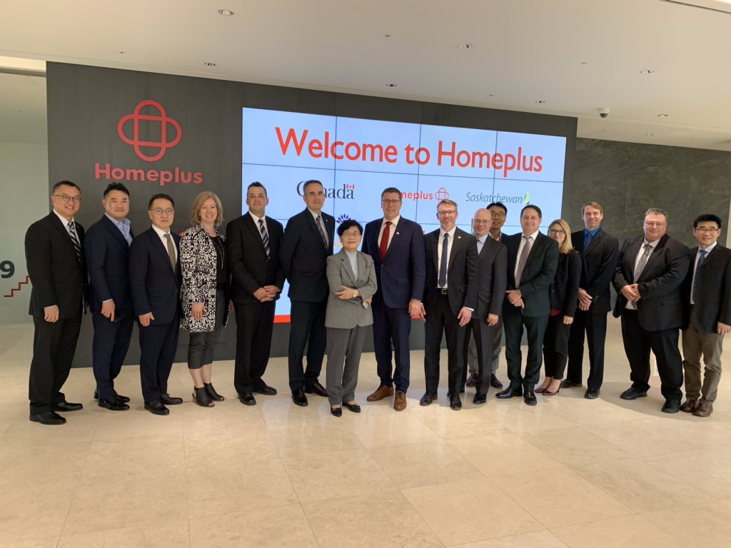 PremierScottMoe's tweet photo. Homeplus is Korea’s second largest retailer, employing over 25,000 people with over 600 retail locations. Today we joined @SaskTrade @SaskFlax @ZakOrganics to meet with Homeplus to discuss expanded opportunities to provide SK agri-food to millions of Korean families. #SaskTrade https://t.co/fCJiOpGgqm