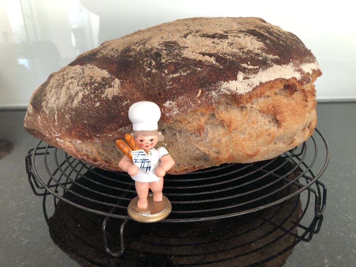 ElseWott's tweet photo. #Brot ist fertig! Es knackt noch... sehr gespannt auf den #Anschnitt, es ist der neue #Sauerteigansatz! https://t.co/o04rKhGAf9