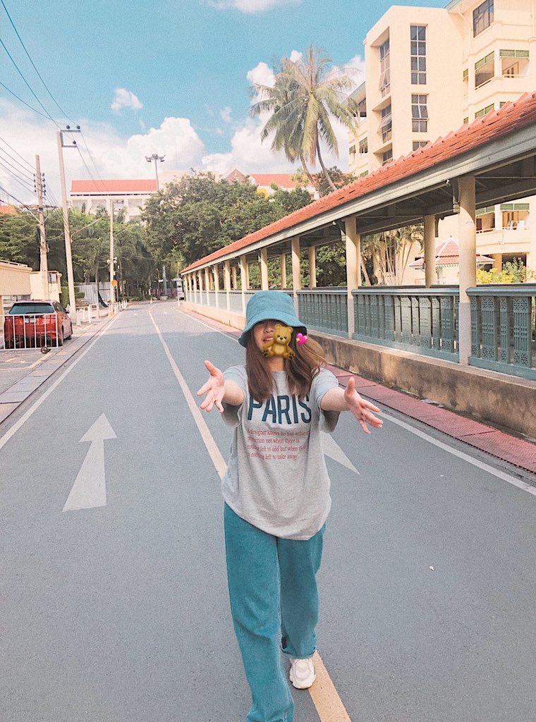 littlefahsai's tweet photo. ช่วงนี้เบื่อเดรสแล้วชอบใส่กางเกงทรงบอย เท่ๆ กับเสื้อยืด ผ้าใบแบบนี้ ชิลดี เวลาออกจากบ้านไม่ต้องคิดไรเยอะ ~ พิกัด กางเกง 𝑰𝑮: 𝑳𝒆𝒎𝒐𝒏𝒅𝒆𝒏𝒊𝒎𝒔 🍋 https://t.co/ONdcPlXogr