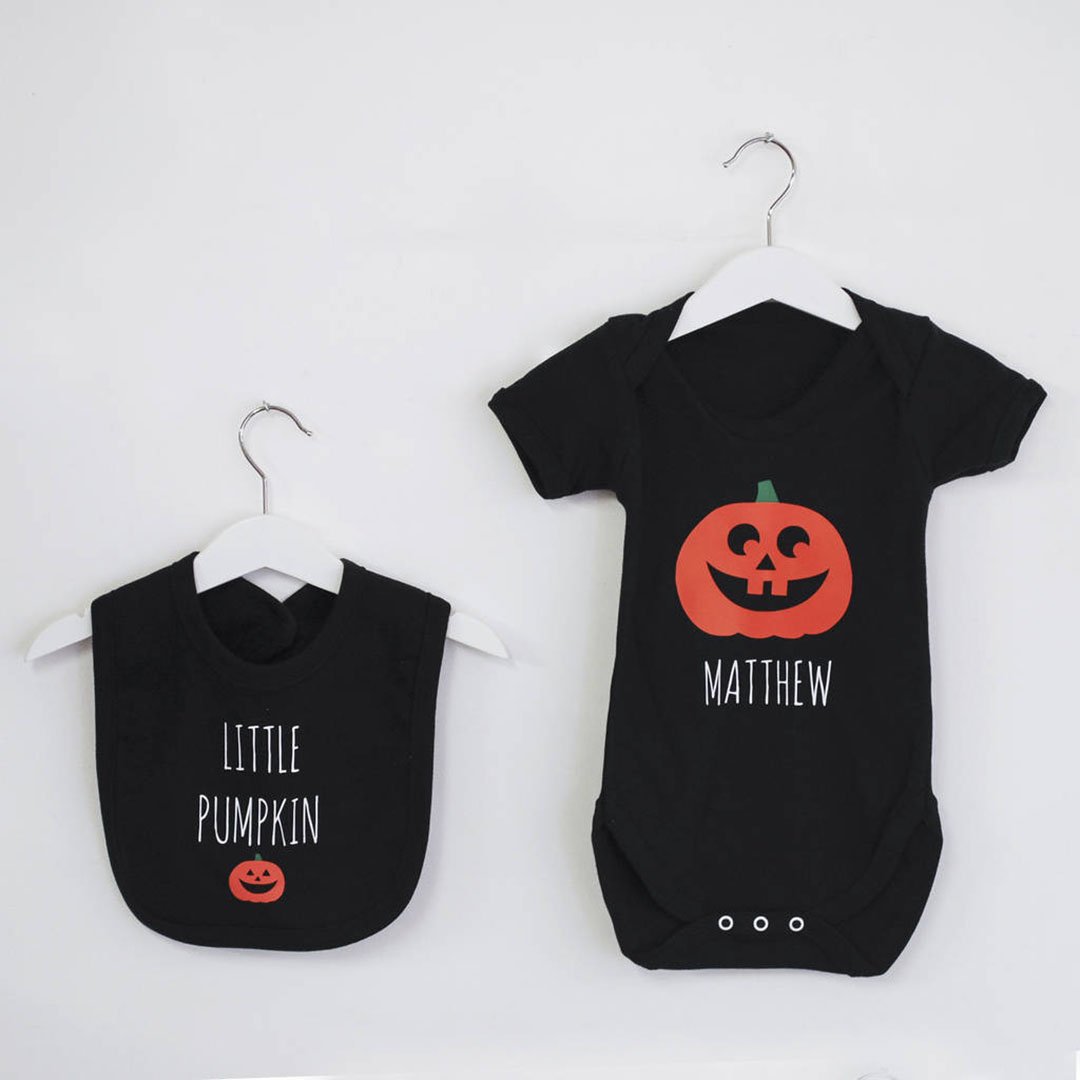 Instajunction's tweet photo. 🎃Boo! Shop our personalised Halloween 'Little Pumpkin' Babygrow And Bib Set now at https://t.co/CeWBWyLfAf | #instajunction 🎃

#halloween #babygrow #bib #halloweencostume #halloweeninspiration #babywear #halloweenbabygrow #personalisedgift #baby #halloweenbib #babies https://t.co/tlKooRMKBT