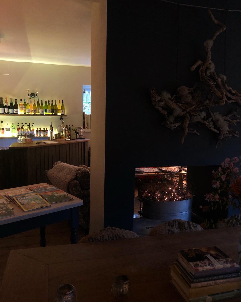 A warm and cosy start to our day 🥰  there’s nothing like a few fairy lights and a Welsh rarebit for lunch to set the tone of a #monday 🍜