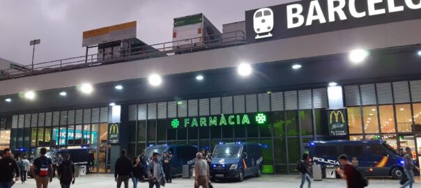 jordimunell's tweet photo. Just now Barcelona airport and port & main Catalan railway stations taken by Spanish police and Spanish paramilitary police
#democracy
@EUparliament
@eu_comission
#exceptionstate
#LlibertatPresosPoliticsiexiliats
#shameEurope https://t.co/WVXVlyb9pe