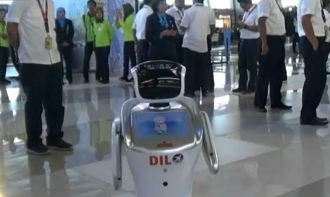 IMS0808's tweet photo. Angkasa Pura II mulai Agustus 2019 menempatkan dua unit mesin pembersih lantai berbasis robot (robotic scrubber drier) di Terminal 3. #AutonomousEquipmentAP2
. https://t.co/vjyQNoZgTG