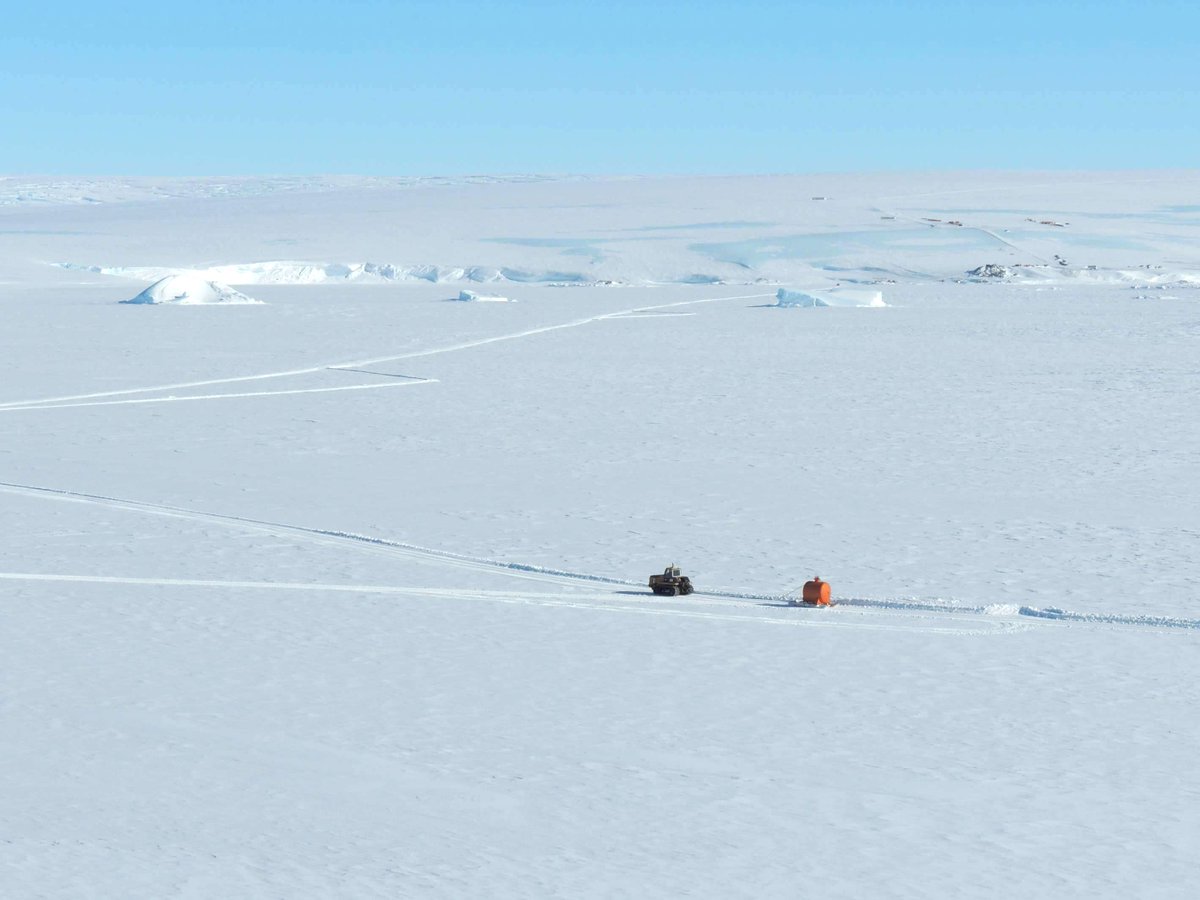 TAAFofficiel's tweet photo. En #TerreAdelie, opération de logistique en cours entre l'ile des Pétrels et le cap Prudhomme sur le continent #Antarctique. Les masses en transit sur les 1,50m d'épaisseur de la glace de mer sont impressionnantes... (Photo A. Quivoron) #TAAF #lesoutremer https://t.co/vZa5o05fgN