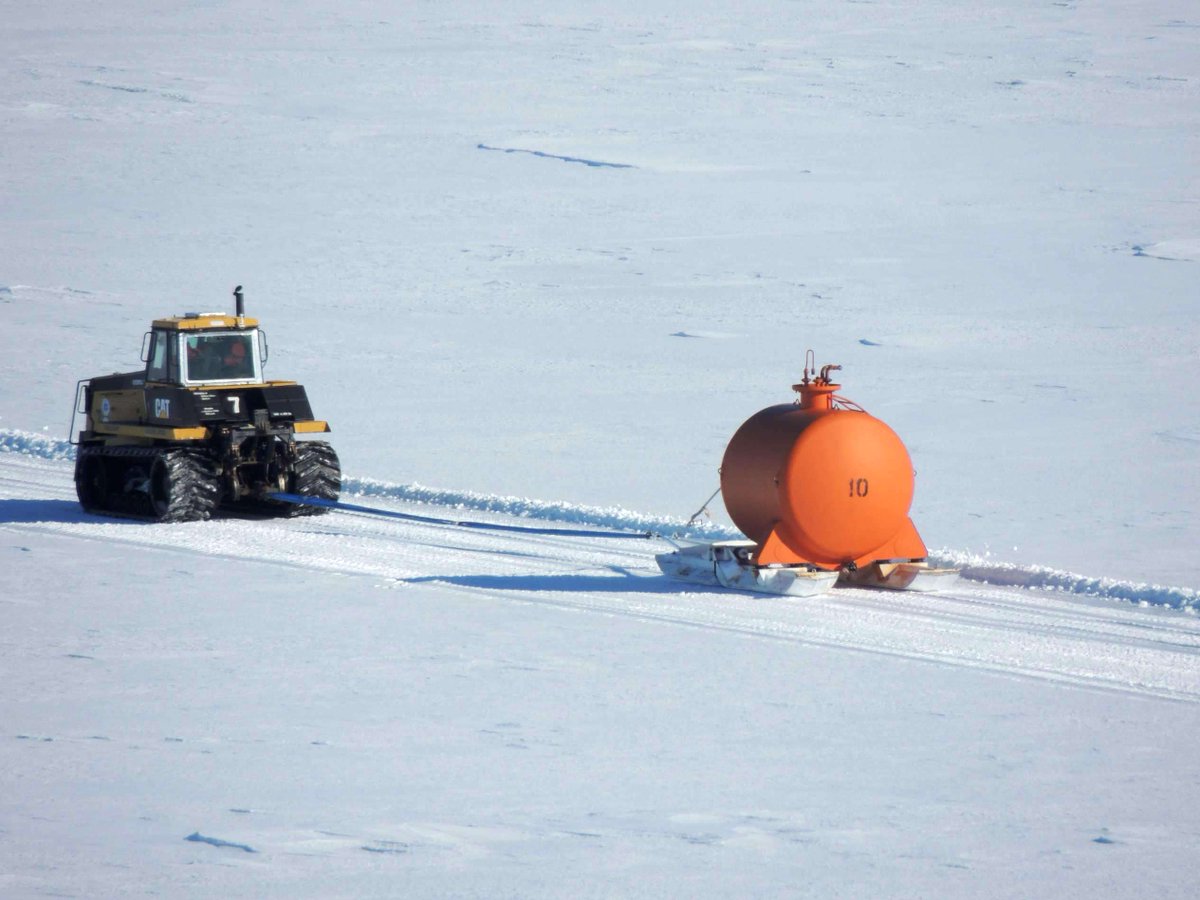 TAAFofficiel's tweet photo. En #TerreAdelie, opération de logistique en cours entre l'ile des Pétrels et le cap Prudhomme sur le continent #Antarctique. Les masses en transit sur les 1,50m d'épaisseur de la glace de mer sont impressionnantes... (Photo A. Quivoron) #TAAF #lesoutremer https://t.co/vZa5o05fgN