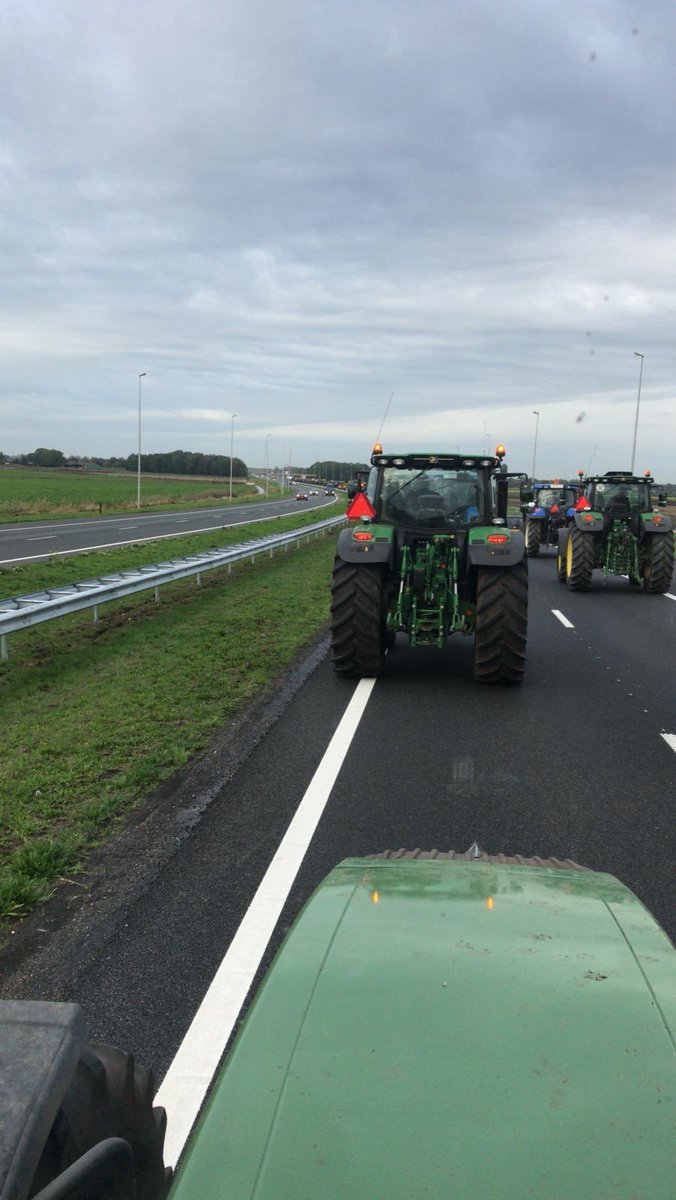 De koeien zijn gemolken, de varkens gevoerd, de eieren geraapt. De schappen blijven gevuld! Nu op weg naar het provinciehuis, we zetten ons in voor ons bestaansrecht maar ook voor gezond voedsel en een leefbaar platteland. Boeren en burgers kunnen niet zonder elkaar! 🤝