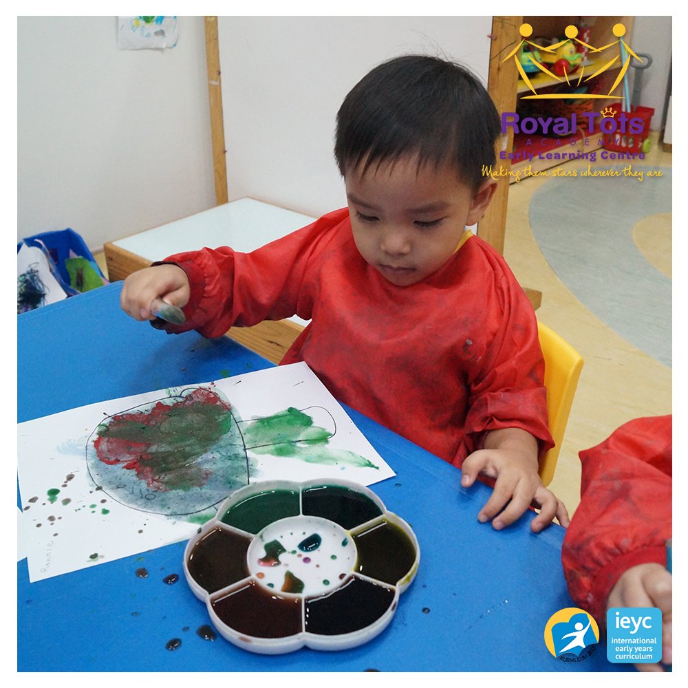 RoyalTotsIndo's tweet photo. Watercolour painting requires young children to put paintbrush to paper and create strokes. This promotes a child's hand-eye coordination, which are their ability to use their eyes to guide their hand movements.
#Preschool #preschooljakarta #earlyyears #ieyc #playbasedlearning https://t.co/vmO4GSOwwX