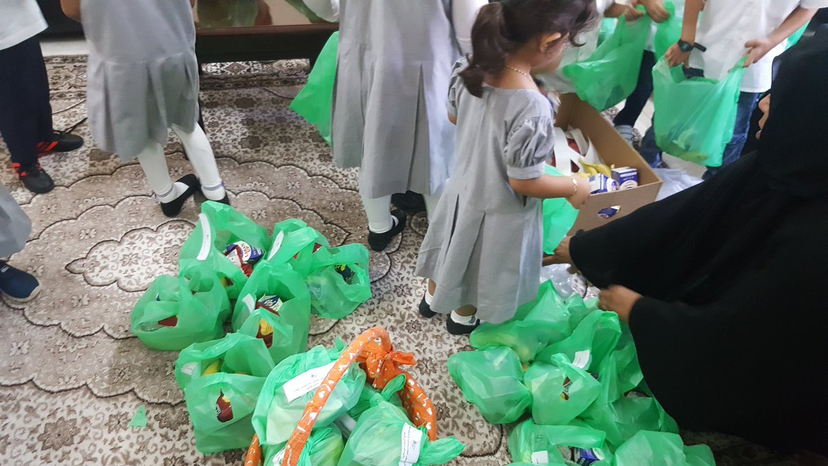 توزيع بعض الأطعمة والمشروبات علي العمال بمناسبة يوم الغذاء العالمي