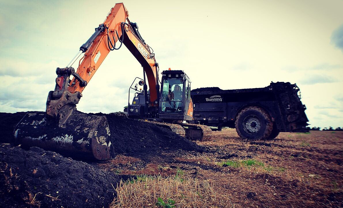 farmphotodorset's tweet photo. DAE at work with their @HuntForestGroup supplied @JohnDeere 6250R's, Bunning Spreaders & @CaseCE excavator #johndeere #bunningspreaders #farmphoto #dorset #farm #deeresighting #nothingrunslikeadeere #agriculture #caseexcavators @NFUDorset @NFUCountryside @clubhectare2211 https://t.co/LAAgJReM77