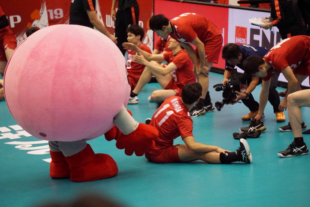 バレーボールｗ杯男子大会でマスコットキャラクターのバボちゃんと戯れる巨人たちが可愛すぎる 19年版 6ページ目 Togetter