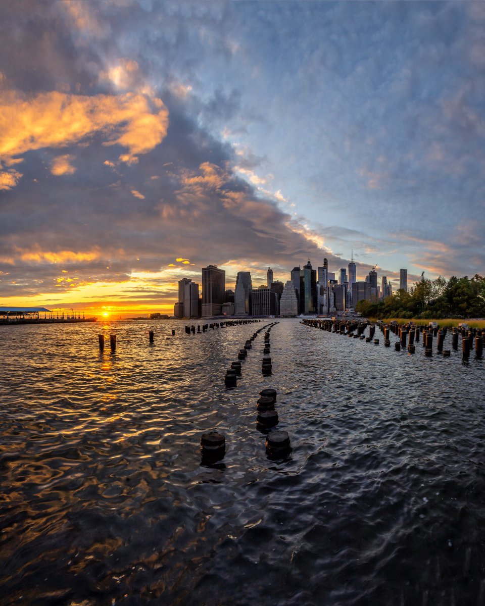 Papakila's tweet photo. Beautiful scattered clouds at sunset this weekend @bkbridgepark @StormHour @ABC7NY @nycgo @nycfeelings @NBCNewYork @weatherchannel #StormHour #sunset #NYC #Brooklyn #seeyourcity https://t.co/3Wtl08SzrE