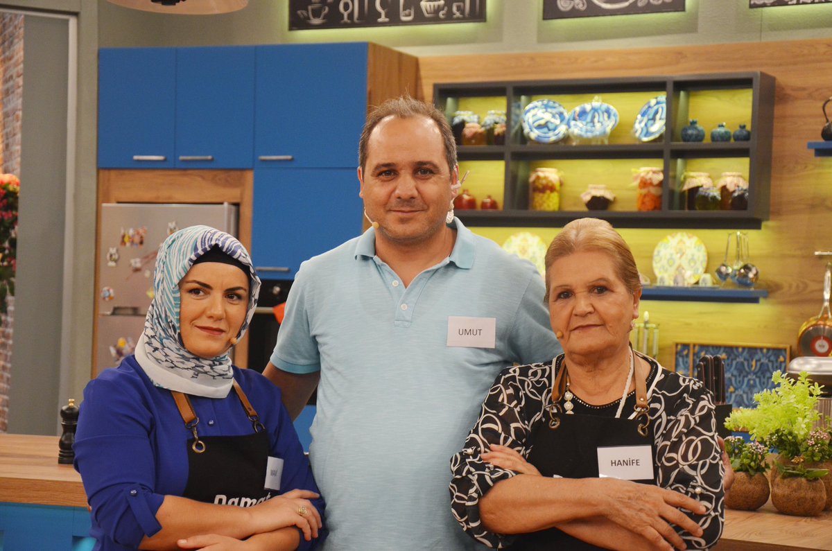 Damat Bayıldı'da bugün yarışacak ailemiz;

Gelin: Mavi Hanım
Kaynana: Hanife Hanım
Damat: Umut Bey

Günün Menüsü:
Patatesli Gül Böreği
Kara Lahana Dolması

Umut Bey, yemekleri doğru tahmin edip ailesine puan kazandırabilecek mi? 
Damat Bayıldı şimdi Show TV'de!
#damatbayıldı