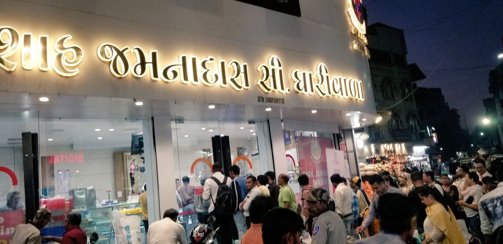 VRtrendfollower's tweet photo. Costliest Ghaari in the City and People are standing in the long que to buy it as if he is giving it for free #ChandiPadva https://t.co/43NI9vawlb