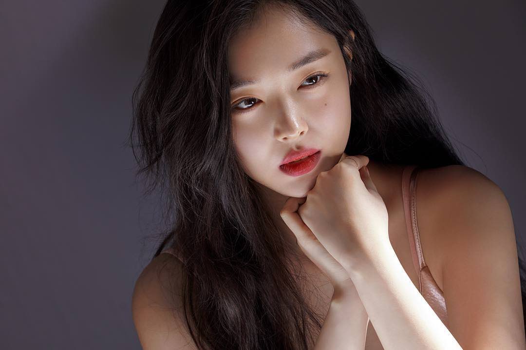 loonalog's tweet photo. sending our deepest condolences to sulli’s family, friends and fans.

may you rest in perfect peace. https://t.co/EQB51v2Bhj
