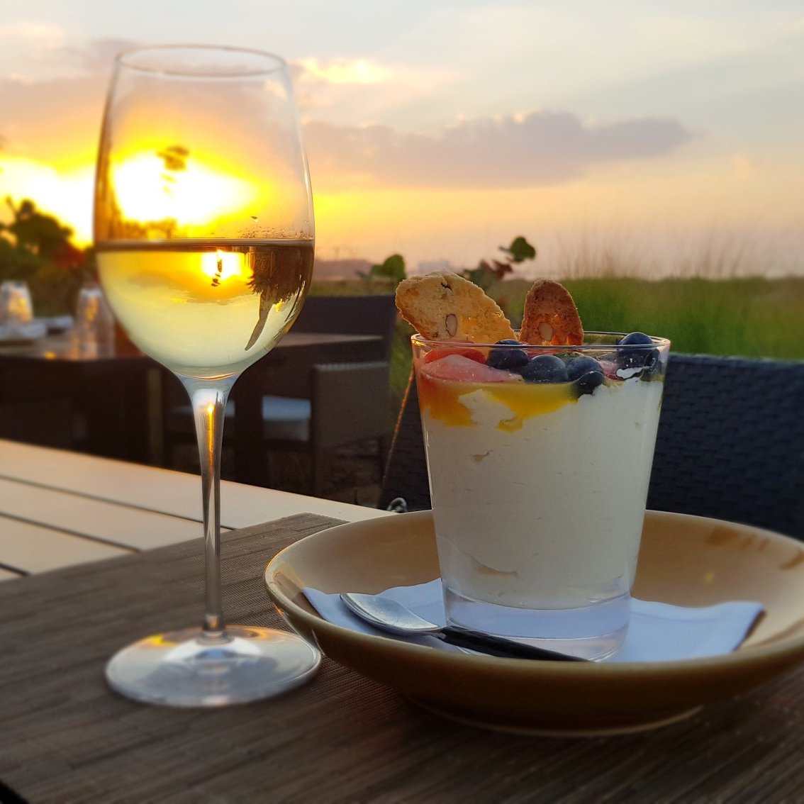 sippwine's tweet image. It might be raining outside 🌧 but at least you can celebrate tonight as it's #DessertDay (in case you didn't know!) 🧁🍰🥮 The big question is... what is it going to be? A nice tart or a traditional Apple crumble or pie? Let us know in the comments...👇