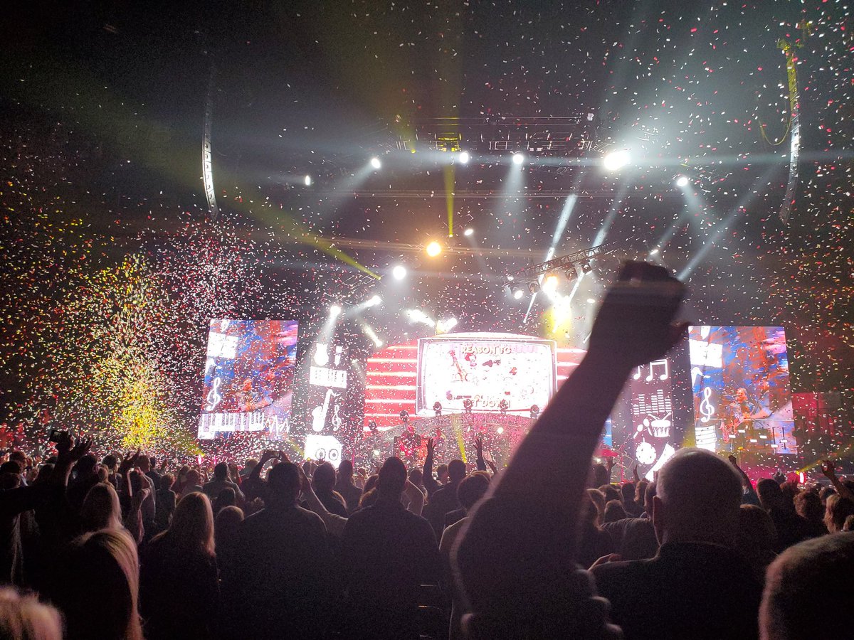DJBB2399's tweet photo. Here is my favorite photo I took last night during @mercyme @crowdermusic and @MicahTylerMusic concert. https://t.co/TGVVjfhkry