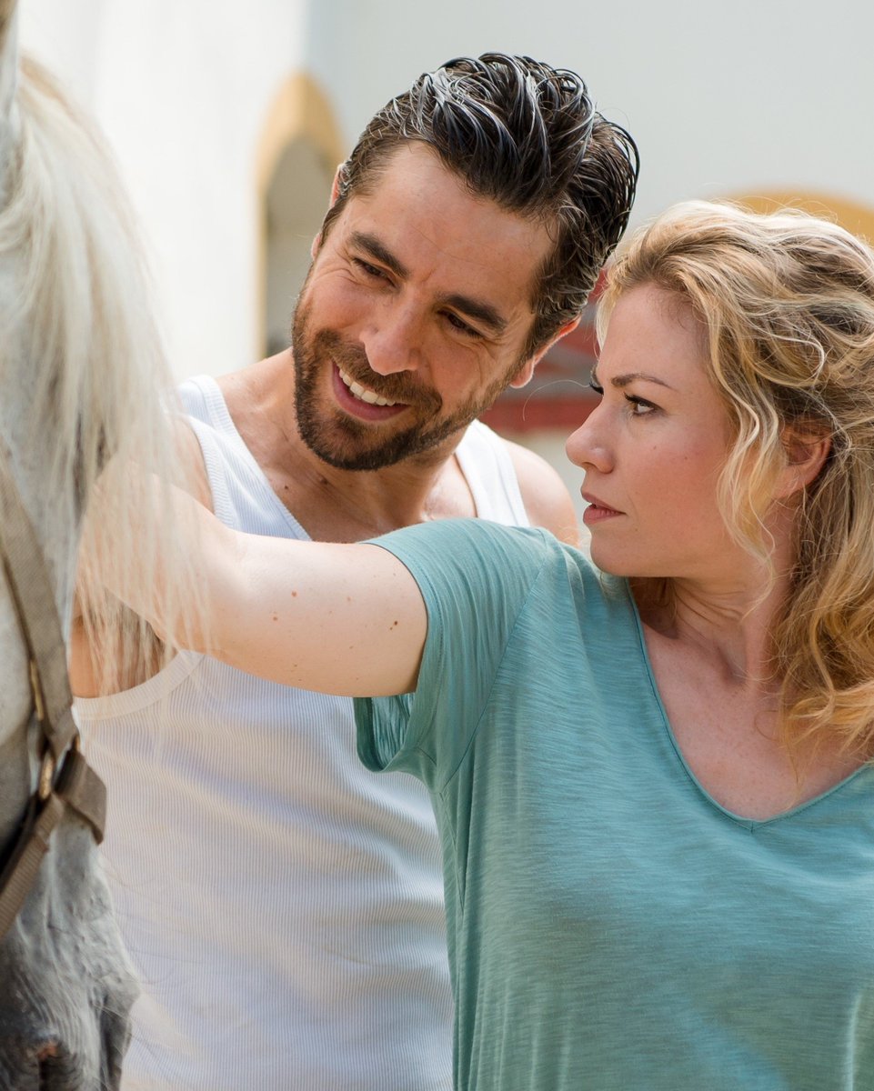 TF1's tweet photo. On vous promet une soirée romantique et caliente ce soir à 21h05 dans #CoupDeFoudreEnAndalousie avec @BaeckerMaud et @agustingaliana 💘🔥💃🇪🇸 https://t.co/F28UIfwZWL