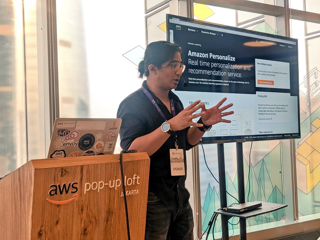 Digitalogi's tweet image. Bro @DonniePrakoso menjelaskan pertanyaan peserta tentang #AmazonPersonalize 

&quot;Kita ngga perlu memahami Machine Learning, #AmazonPersonalize punya fitur #AutoML&quot; #AutoMachineLearning

#AWSLoft

@AWS
@AWSStartups
