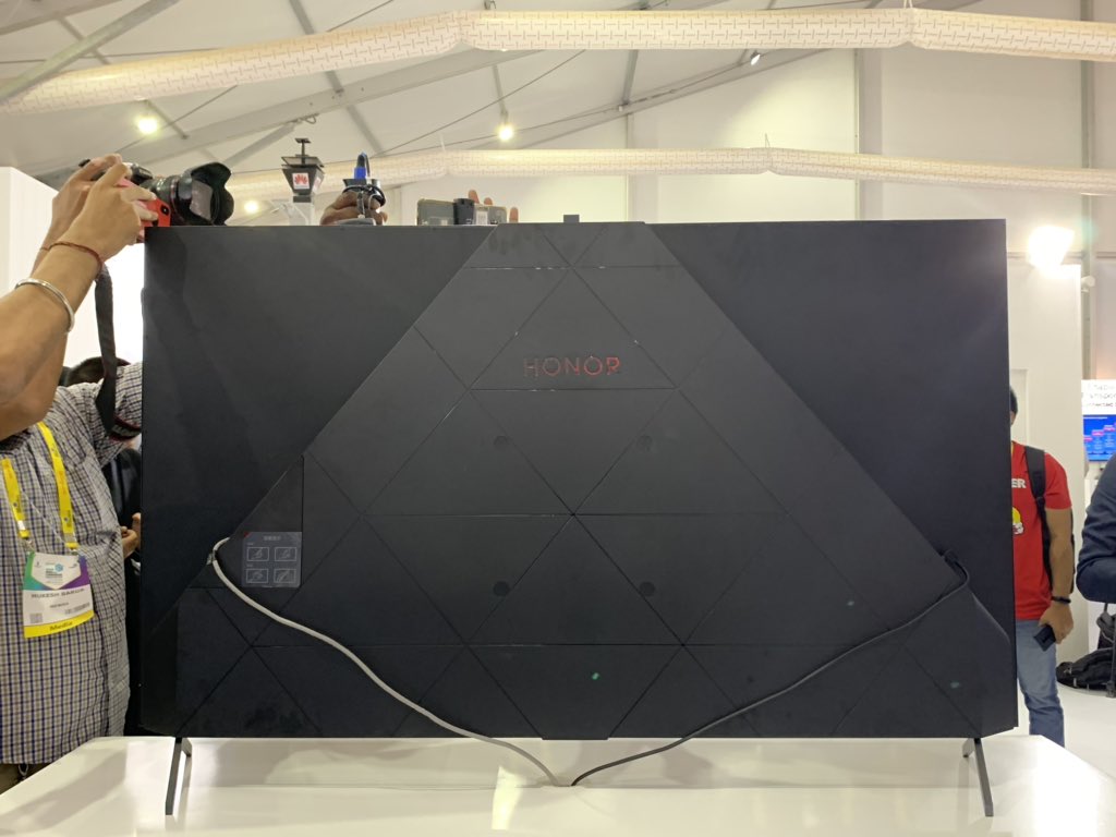 TheMrPhone's tweet photo. Here's your first look at the #HONORVISION Smart TV.
• 55-inches
• 4K Resolution
• Harmony OS
• HiListen 6x 10W = 60W
• Honghu 818 Display Chipset (Quad-core processor and quad-core GPU)
@hihonorindia @Honorglobal https://t.co/Xmh9v1O7RA