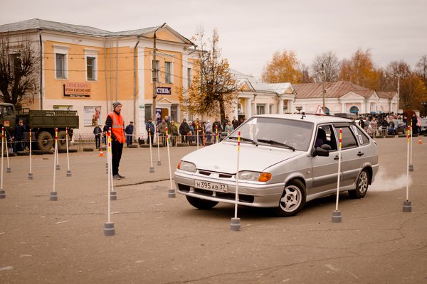 19 октября на Центральной площади Шуи состоится финал открытого чемпионата Ивановской области по фигурному вождению автомобиля.
В соревнованиях примут участие профессиональные и начинающие водители, а также работники служб такси. 
Мероприятие начнется в 10:00.