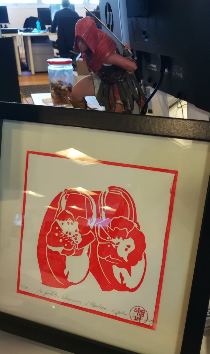 AlienSpoon's tweet image. Au bureau j'ai une assassin pour veiller sur les petites chaussures d'Albertine :)
#AssassinsCreedOdyssey #lifeAtUbisoft