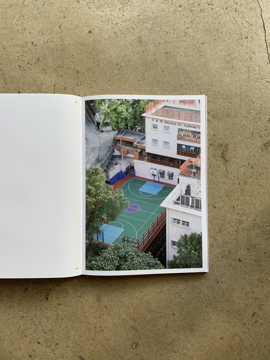 사월의 눈에서 발행한 최용준 사진집 ‘Location’ 책방과 온라인에서 만나실 수 있습니다.

2015년부터 2018년까지 찍은 동아시아 대도시의 건축적 단면들을 담고 있는 작가의 첫 사진책이다. 그래픽적 평면성, 파스텔과 원색을 오가는 발랄한 색감, 익명성이 강조되는 도시 공간, 버네큘러 건축 등