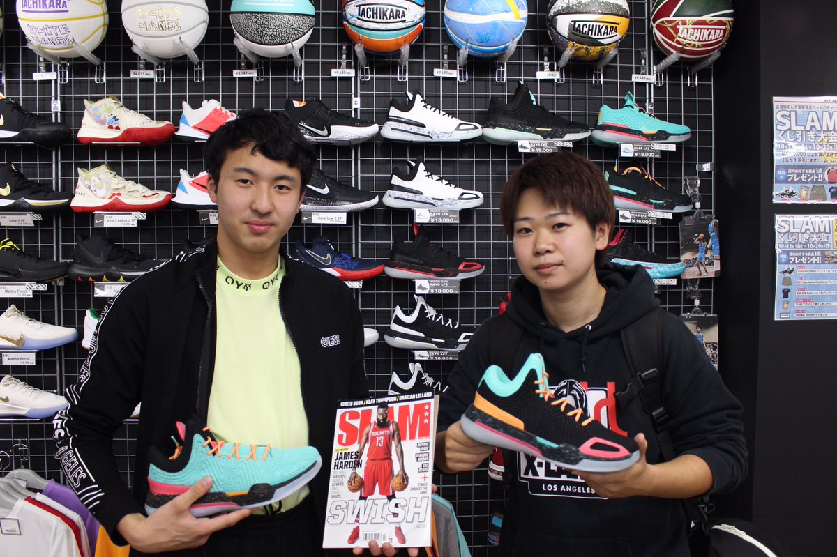 バスケ専門店 Slam Twitterren お客様スナップ 仲良しの2人が 色違いで クロスオーバーカルチャー のシューズをご購入 くじ引き で スラム マガジン をgetしました 本日は足元が悪い中 ご来店ありがとうございます またのご来店お待ちしております