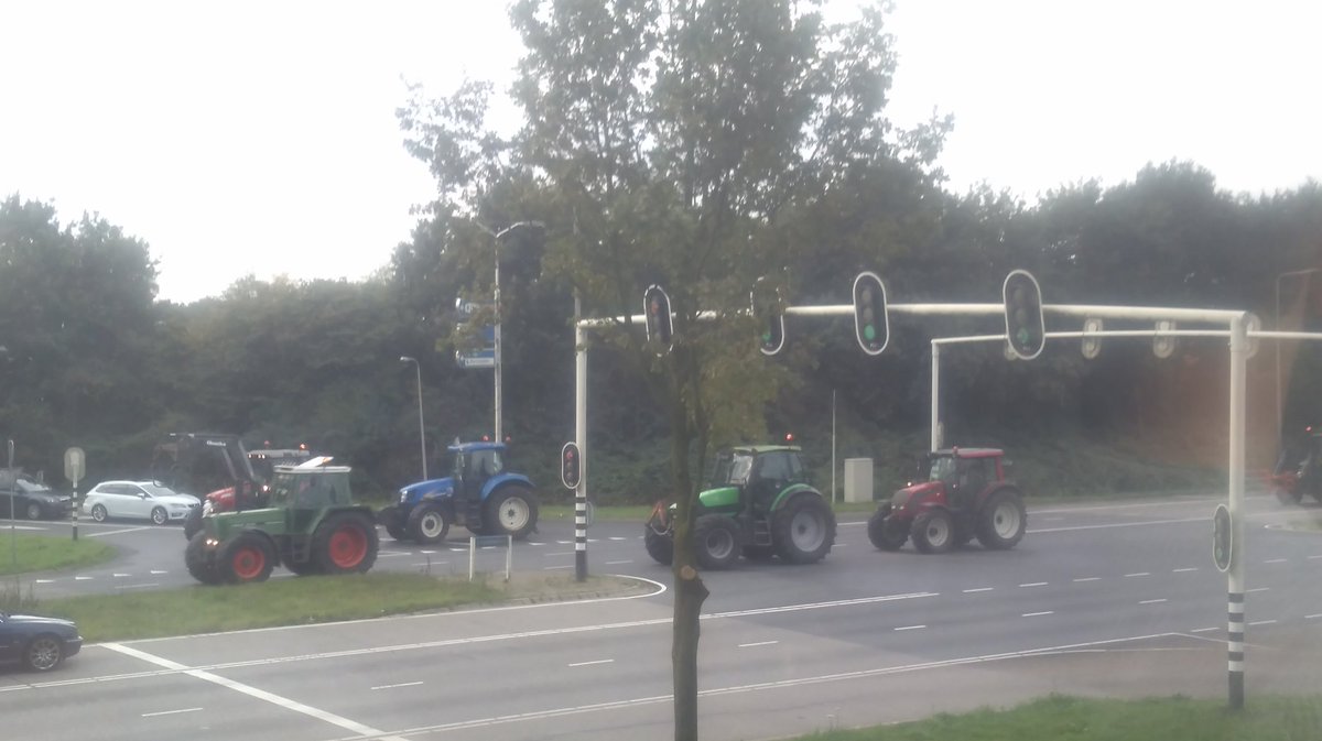 theahuisman's tweet photo. Platteland zoekt verbinding met stad en meer. Zwolle stroomt vol. Succes farmers! https://t.co/MjT5c4QWni