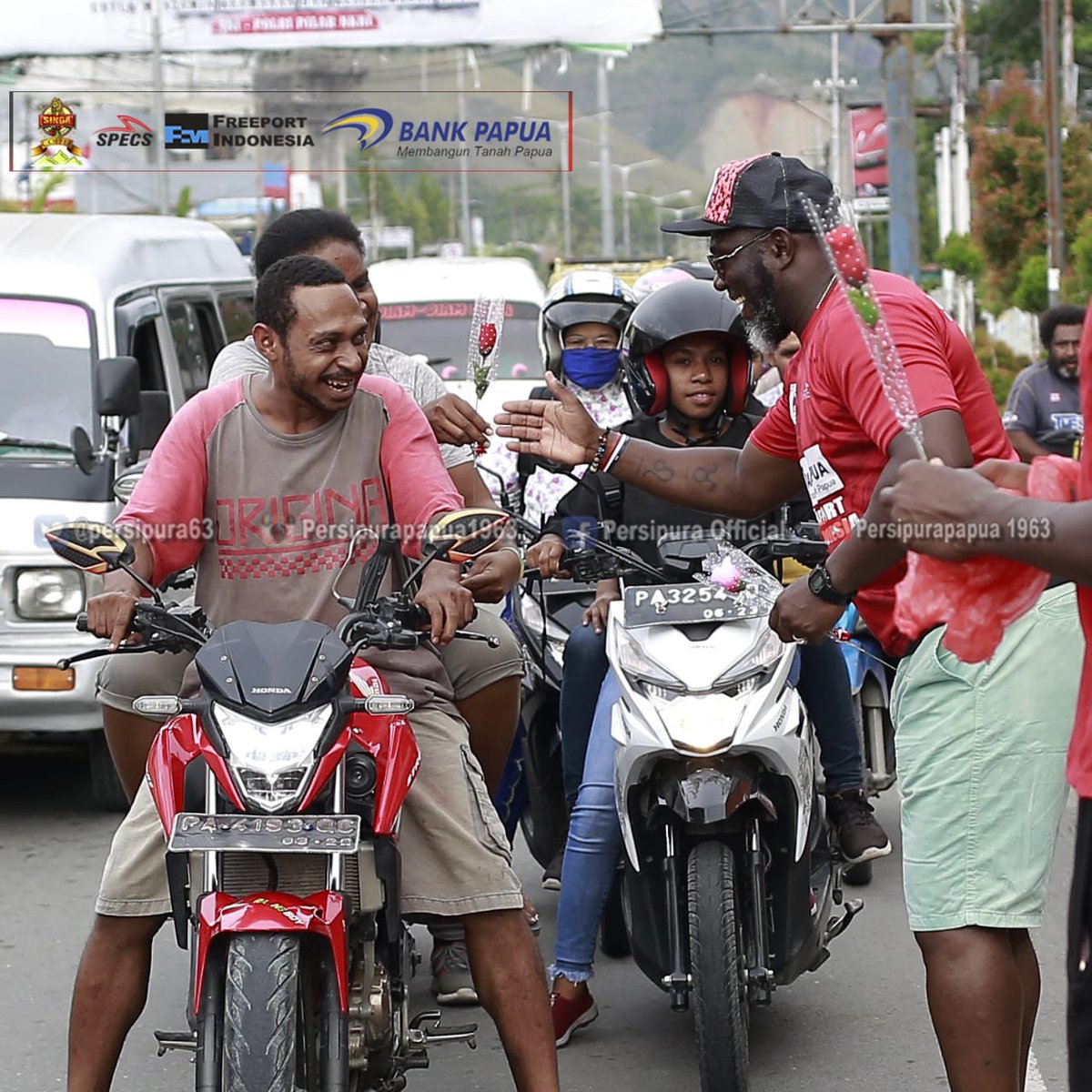 persipura63's tweet photo. Wujudkan Papua Damai, tim Persipura bagi 2.000 ribu bunga, air mineral dan pembatas buku untuk pengguna jalan di Jayapura.
.
.
#SaveNduga #SaveWamena
#KalianTraSendiri #papuadamai https://t.co/B2PpRyFDCh