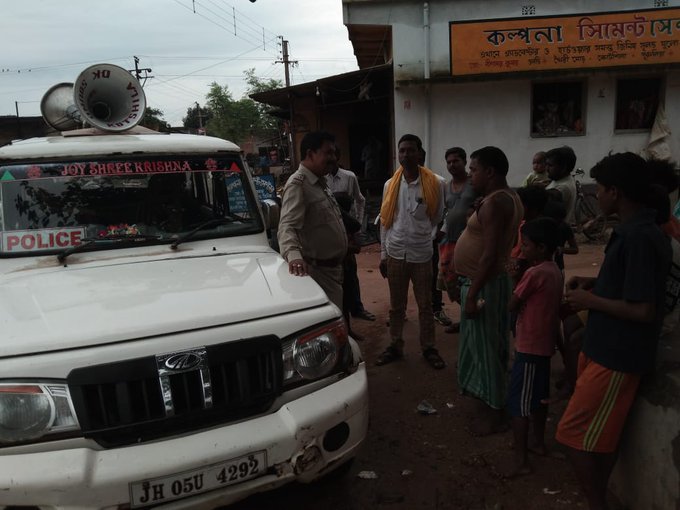 WBPolice's tweet photo. An awareness programme was organised by Kotshila PS #PuruliaDistrictPolice among local people against rumour of Child lifting.
#AwarenessIsTheKeyOfSafety https://t.co/upZb3SQa5Q