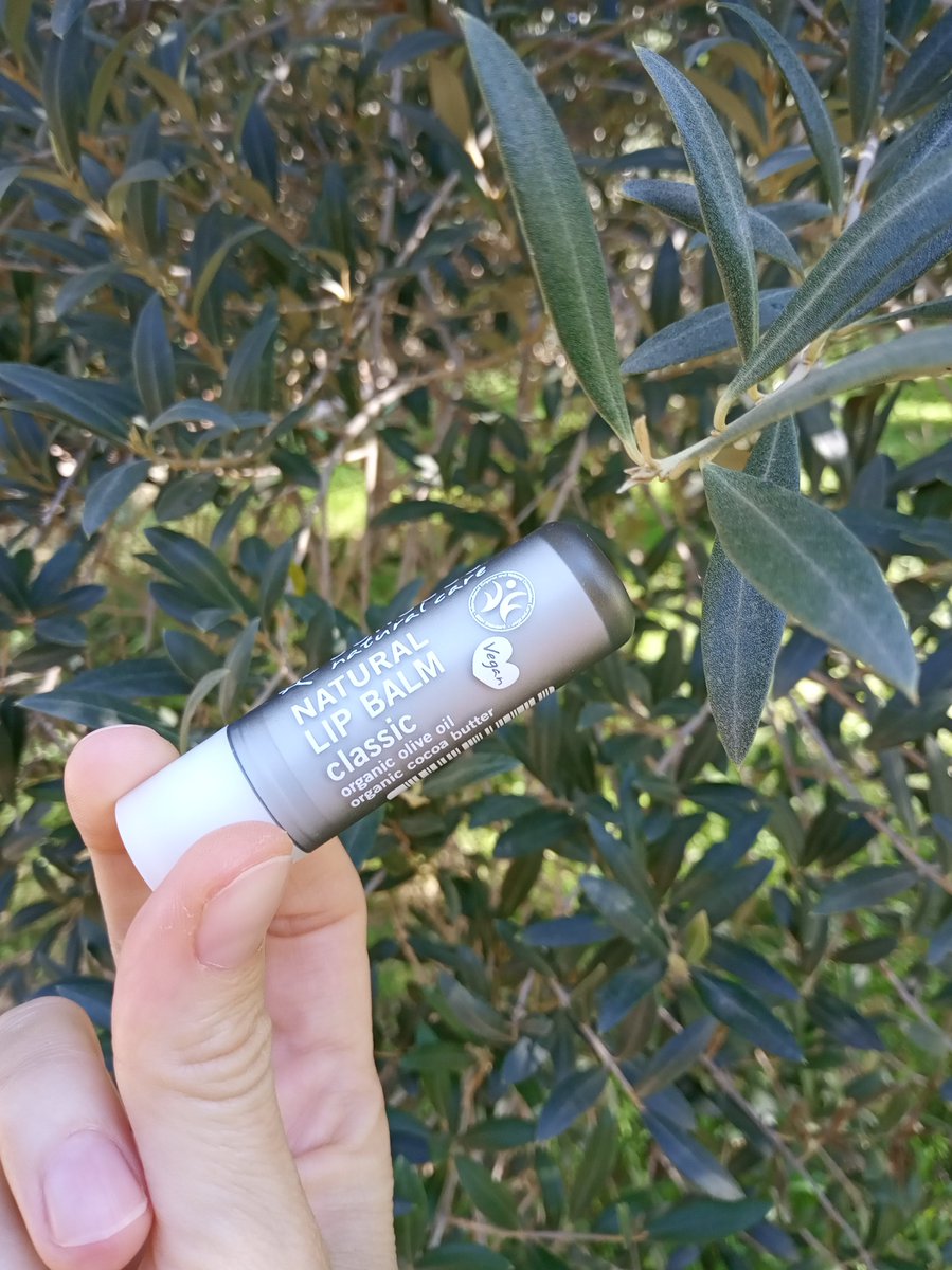 BenecosSpain's tweet photo. Bàlsamo labial natural, al aceite de oliva. Altamente hidratante y de sabor neutro. Una protección reparadora, nutritiva y vegana de @BenecosSpain , para tus labios😃👄😍 https://t.co/4tzLqZNNdh