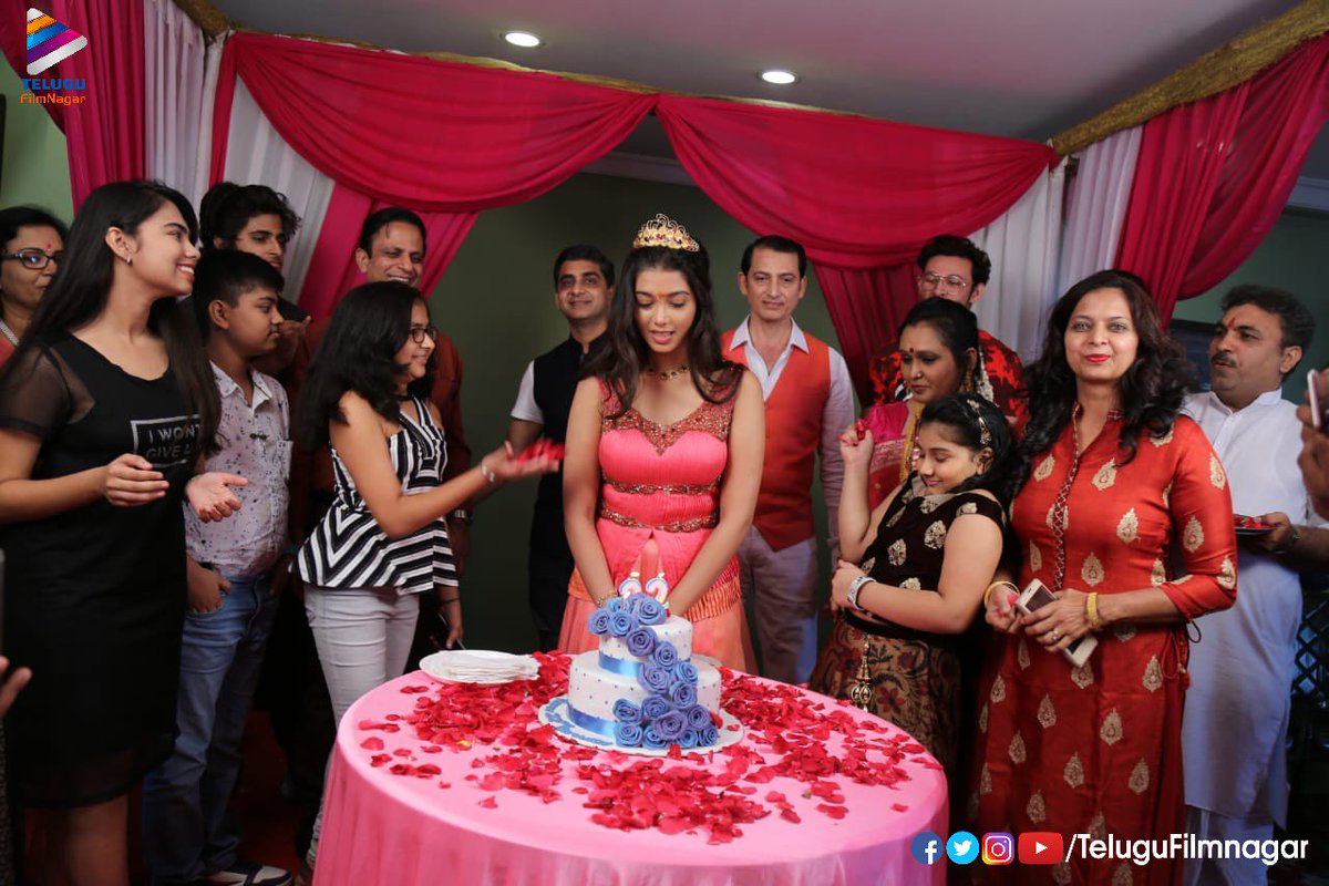 telugufilmnagar's tweet photo. Pics from the Pre Birthday celebrations of gorgeous @DiganganaS ❤😍
#HBDDiganganaSuryavanshi #DiganganaSuryavanshi #TeluguFilmNagar https://t.co/UwV8CbsI9F