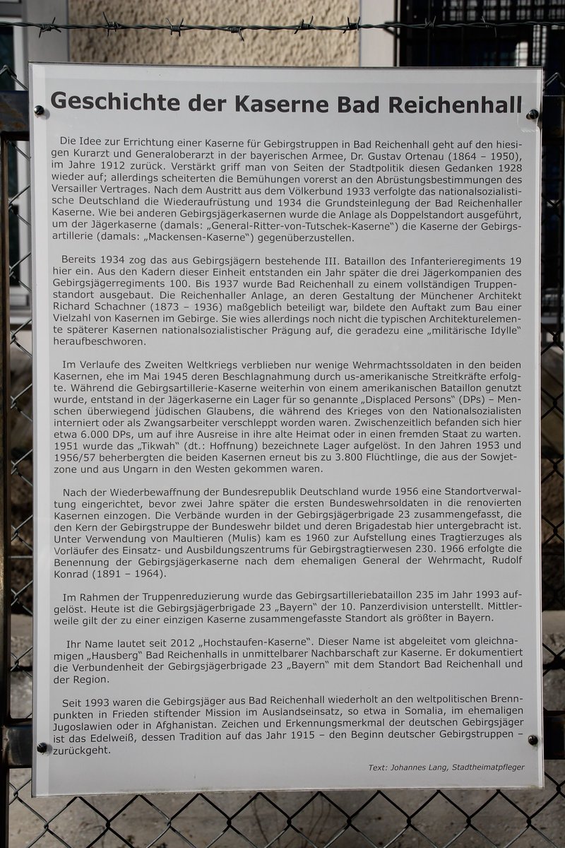 Bundeswehr Twitterren Tatsachlich Gibt Es Zwei Info Tafeln Die Der Offentlichkeit Zuganglich Sind Direkt Im Blickfeld Des Freskos Am Kasernenzaun Welche Hintergrunde Zu Dessen Hist Ursprung Und Kontext Geben T Co Bfwqaj3mcq