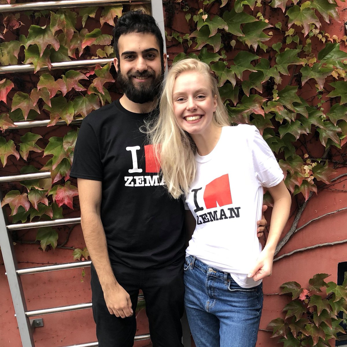 [CZ] Holanďané mají dřeváky, Francouzi baret a Italové mokasíny. My Češi máme rudé trenky. Nejsme na ně hrdí, ale jsou naše. Ani na Miloše nejsme hrdí, stydíme se za něj, ale je náš..
Triko seženete od dnešního dne za 300 Kč u nás v @Bitcoin_Coffee, káva v ceně!

#vejdiven