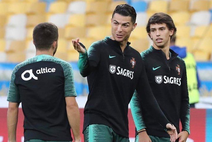 Cristiano's tweet photo. Ready for today 🇵🇹 💪🏻 #todosportugal https://t.co/uSSL0cE6eT