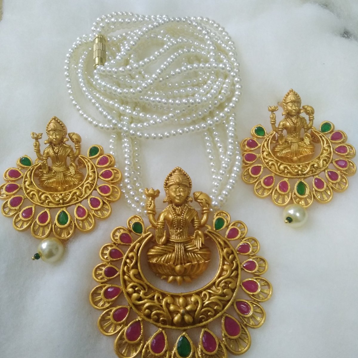 UrsEazyCrafts's tweet photo. Buy white pearl set cost 750 + Shipping charge . Click here to join our WhatsApp group https://t.co/VihijoosmY
#handmadejewellery #handmade #bangles #handmadebangles #earrings #eartops #handmadejewellery #handmade #bangles #handmadebangles #earrings #eartops #handmade https://t.co/z66Fp1kPtb