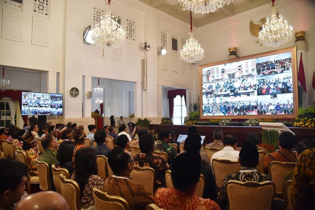 Palapa Ring, jaringan kabel optik yang menghubungkan seluruh wilayah Indonesia yang saya resmikan tadi, ibarat  jalan tol untuk internet kecepatan tinggi. 

Sebanyak 514 kabupaten/kota di Indonesia, seluruhnya sudah terhubung dengan jalan tol itu.