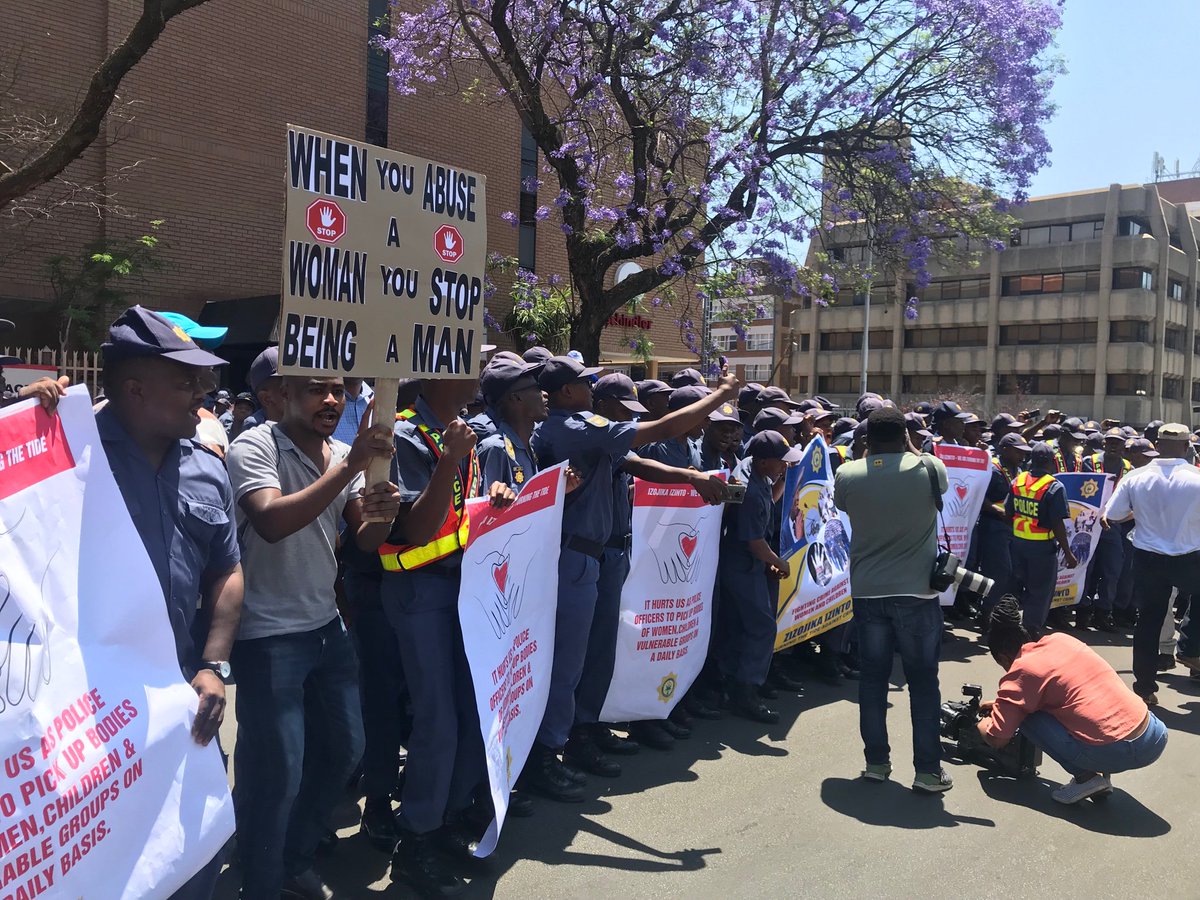 Minister van Polisie Bheki Cele aan die voortou met ‘n optog teen Geslagsgebaseerde geweld. Vanaand meer op <a href="/eNuus/">eNuus</a> om 19.00 #SAPS