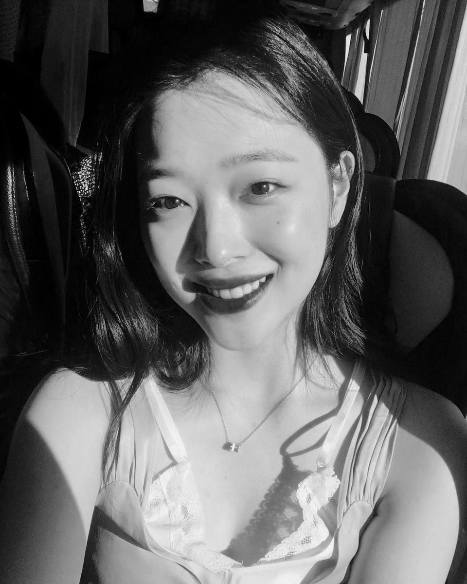Alex92601321's tweet photo. You will always be in our hearts our sweet angel #Sulli. Sorry for the world that didn't deserve you 💔 https://t.co/SL0tnuytt2