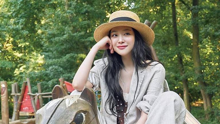 ChannelNewsAsia's tweet photo. K-pop singer Sulli who spoke out on cyberbullying found dead at home https://t.co/Hu2dWQRcJU https://t.co/kzPzyX7L0k