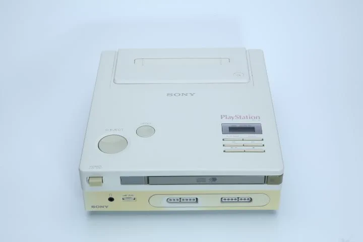 幻の試作機｢任天堂プレイステーション｣
一体幾らになるのか楽しみだ
そういえば､修理して動かしていた人がTVに出ていたな
まったく情報が無いから完全手探りで直していたようだが
