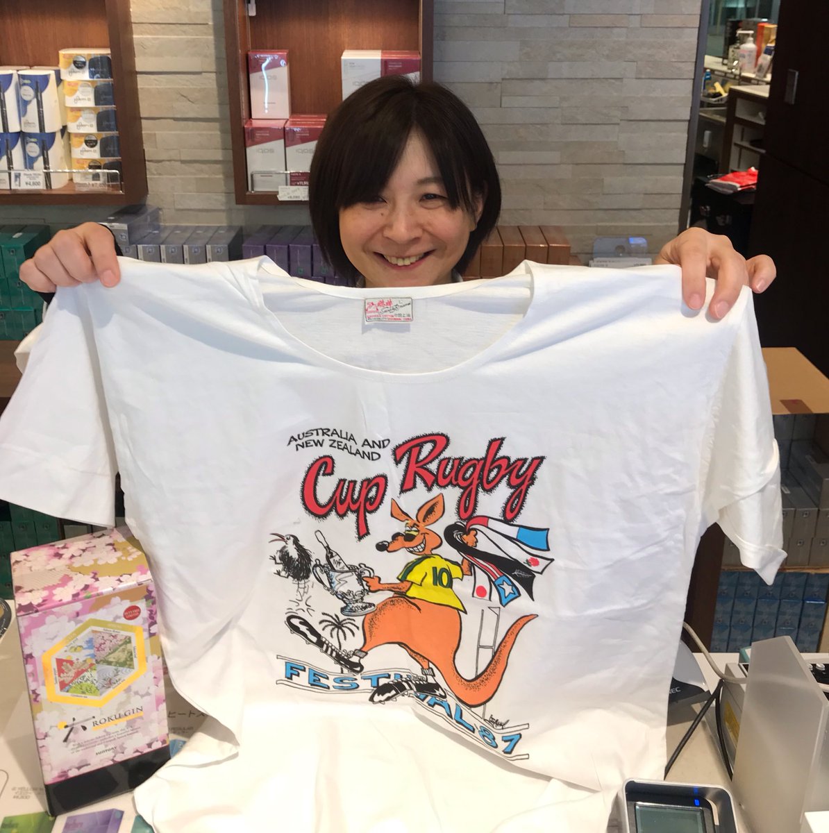 HulaBulaJim's tweet photo. Found this reprint of a 1987 World Cup classic being sold in Japan π―π΅ Free with Eddieβs Roku gin @GregGrowden @ThirdHalf_ #DoubleSwan https://t.co/37QfcM6K8G