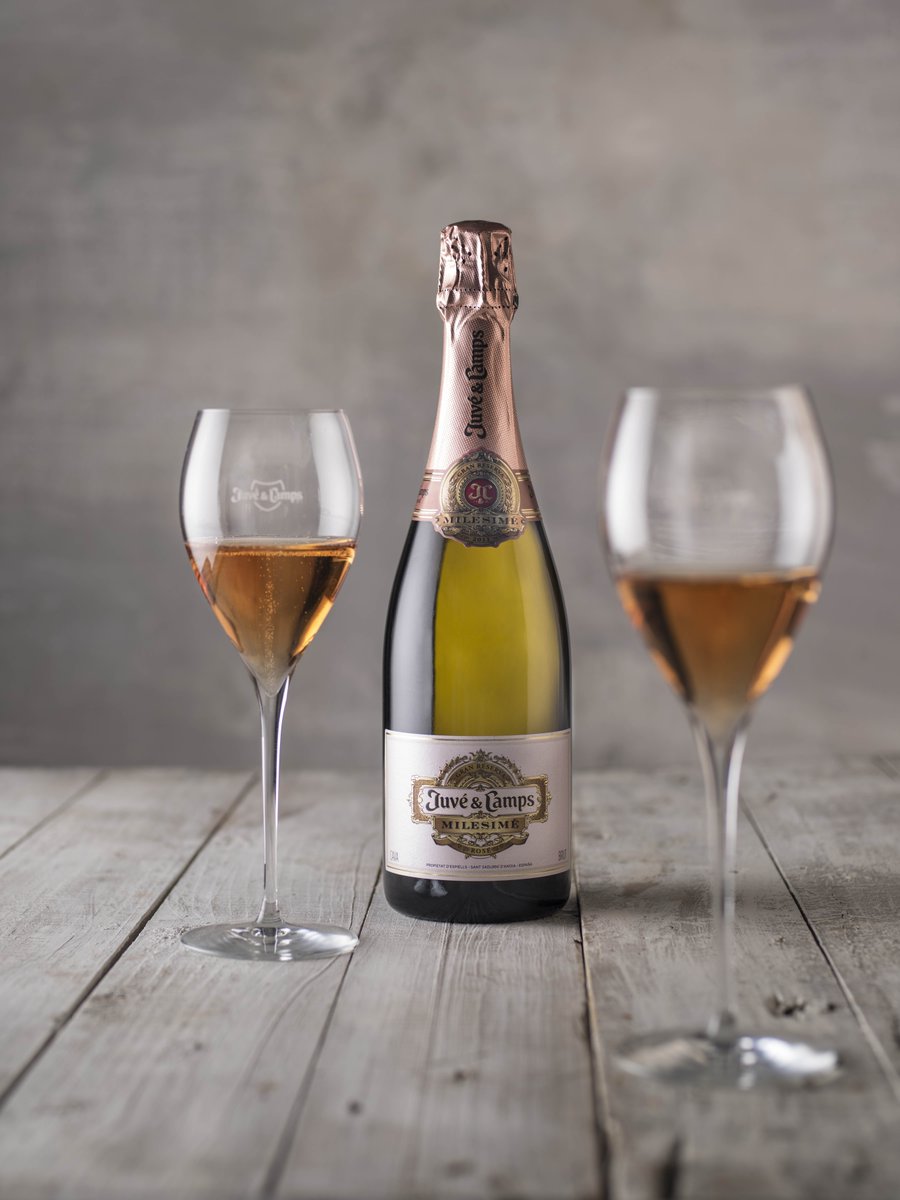 juveycamps's tweet photo. Milesimé Rosé, un cava dotado de un precioso color rosa pálido adornado con numerosos cordones de minúsculas burbujas que forman una corona blanca, compacta y persistente. 

#JuvéStories https://t.co/5gaNVlHdzk