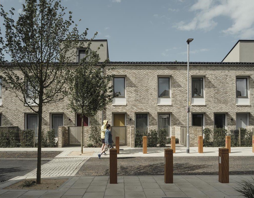 DenleighUK's tweet photo. The 2019 Stirling Prize was awarded for Goldsmith Street #Norwich, a highly sustainable council housing development. https://t.co/yKEQIZctox
#Ironmongery #Doors #bespokedoors #Handles #Architects #Interiordesigners #Propertydevelopers #Designandbuild #Residentialdevelopment https://t.co/uZQkeHu0sB